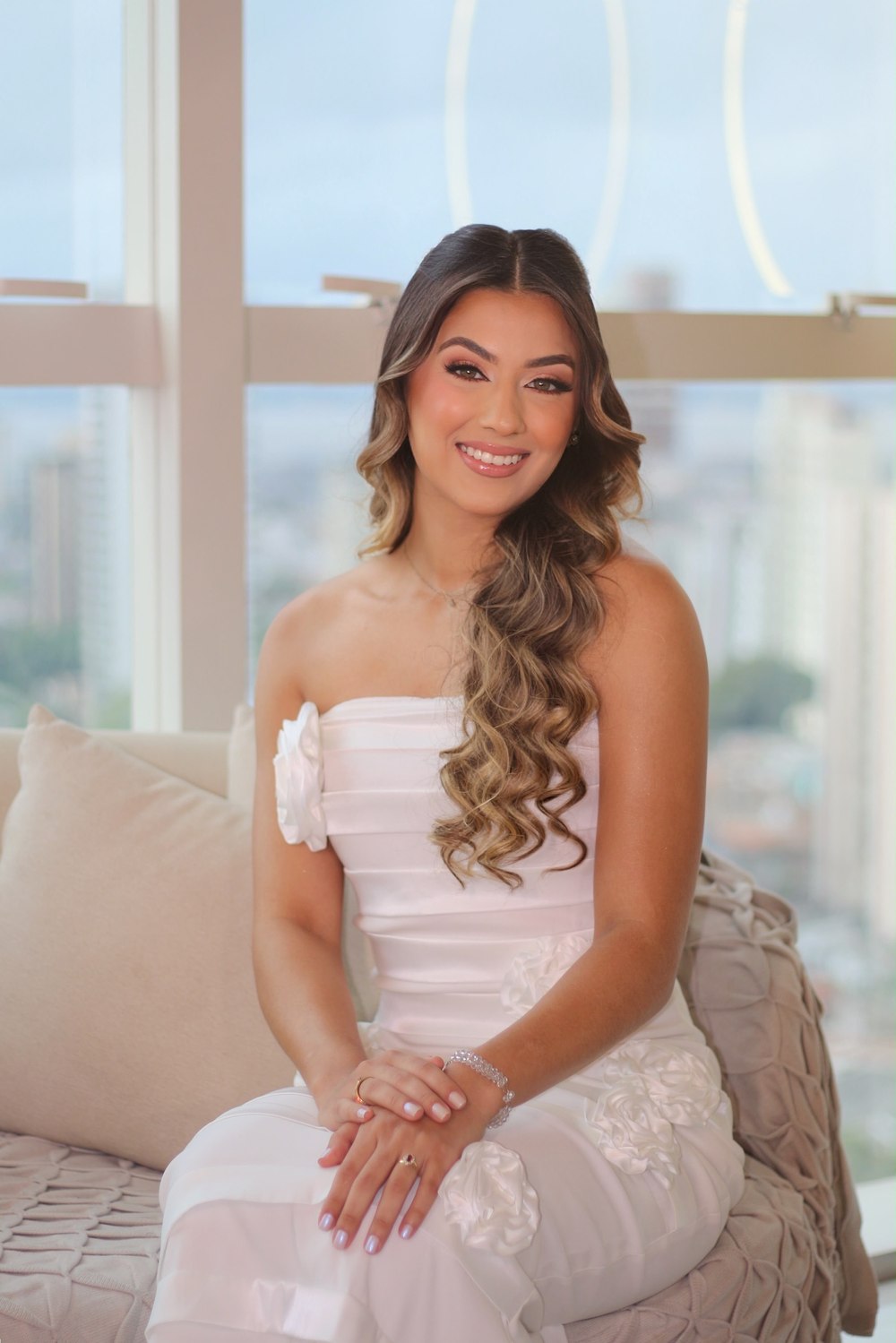Dra. Auanny Alfaia sorrindo em consultório